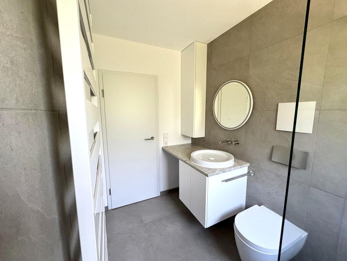 Moderne 3-Zimmer-Wohnung am Bodensee – mit Balkon & Gartenzugang – Badezimmer