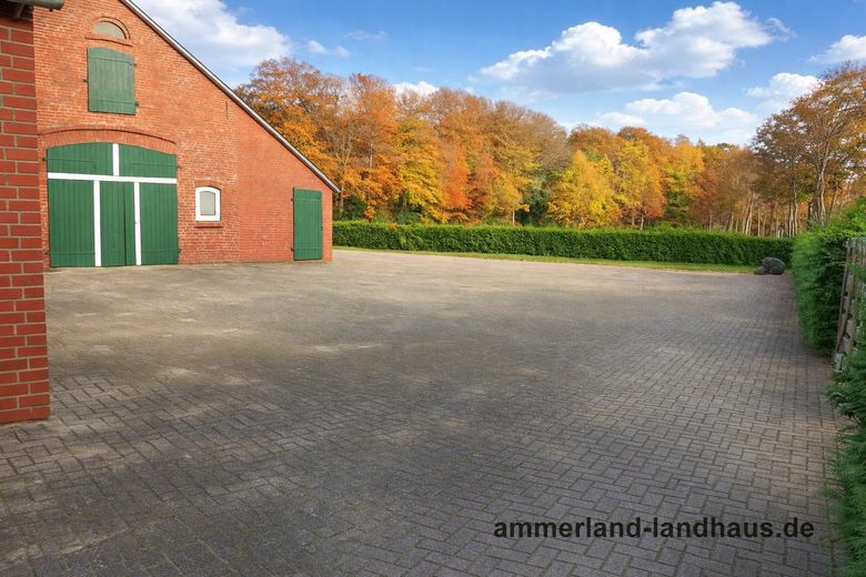 Resthof / Landhaus + 600 m² Hallenfläche – Wohnen & Arbeiten in Westerstede – Große gepflasterte Zufahrt