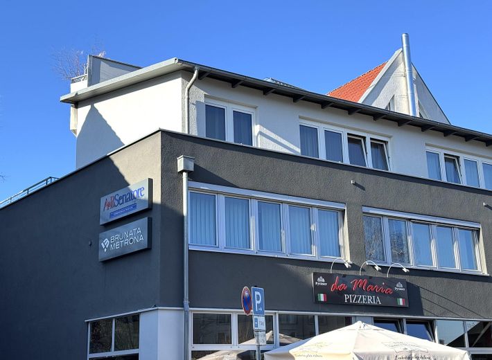 Moderne Büroeinheit mit Terrasse, Balkon und TG-Stellplätzen (provisionsfrei) – Hausansicht