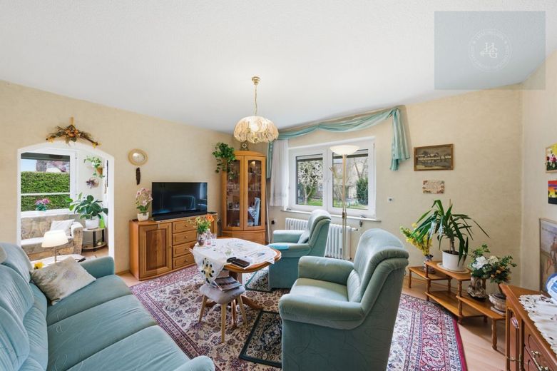 Charmantes Einfamilienhaus und Gartenhaus auf großem Grundstück – Wohnzimmer