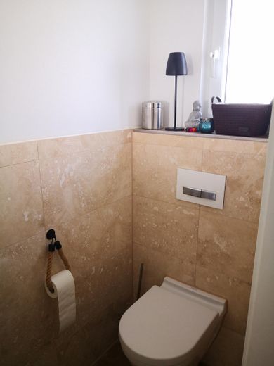 Gäste-WC mit Marmor