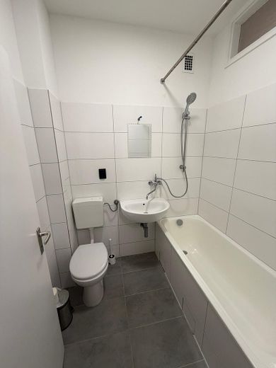 Joya residencial lista para entrar a vivir, con cocina a medida y tranquilo balcón con vistas al verde: ¡sin comisión! – Bad