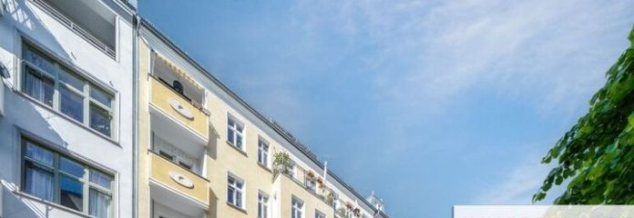 IMMOBERLIN.DE - Behagliche Altbauwohnung mit ruhigem Balkon in schöner Kiezlage