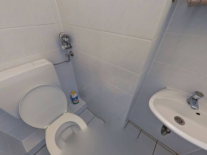 Comfortabel ingerichte 3-kam.-app. met BALKON, inbouwkeuken en ligbad – Separates WC