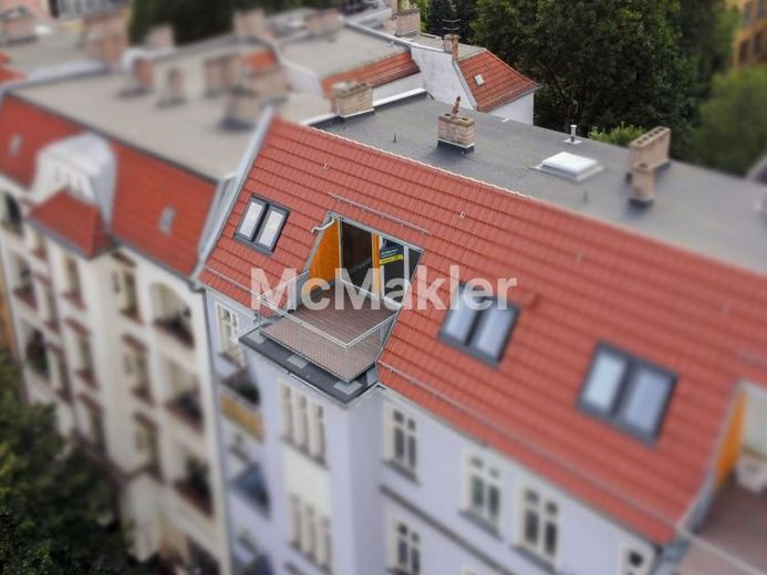 Sofort bezugsfrei: Frisch renovierte Dachgeschosswohnung (ohne Aufzug) im Altbau mit großem Balkon – Foto 1