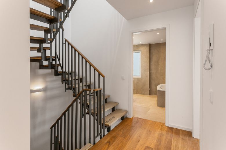 Exklusives Einfamilienhaus mit hochwertiger Ausstattung, Garage und Garten – 1. OG - Flur / Treppenhaus