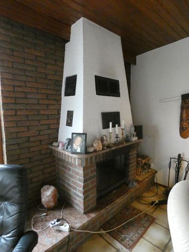 8-Zi.-Wohnhaus mit schönem Garten (1.400 qm) in Marburg-Schröck, courtagefrei – Kamin WoZi EG