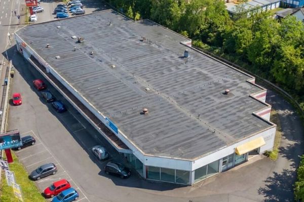 Yüksek getirili, tamamen kiralanmış ticari mülk, diğerlerinin yanı sıra fitness + oyun salonu