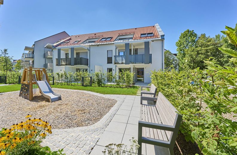 Neubau: Helle und ruhige Zwei-Zimmer-Wohnung mit luxuriöser Innenausstattung mit Balkon und EBK – Spielplatz 2