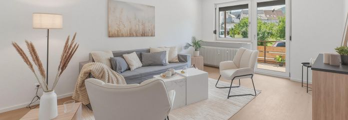 Sonniges Wohnzimmer + Balkon
