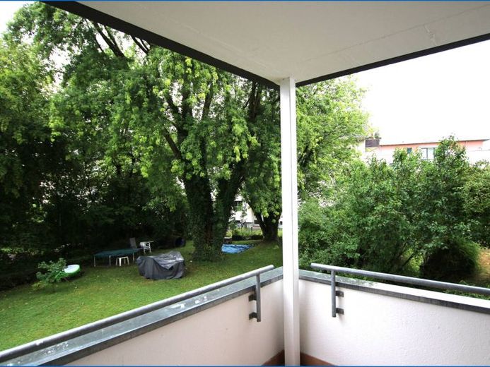 Gepflegte, renovierte 3,5 Zi. Wohnung mit Aufzug, Balkon u. Garage in Allensbach! – Foto 1