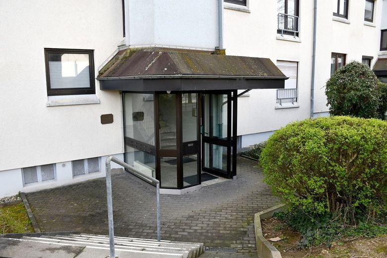 **RESERVIERT** Ansprechende 3-Zimmer-Eigentumswohnung mit Sonnenbalkon und Tiefgaragenstellplatz in Bad Homburg vor der Höhe - Ober-Eschbach – Hauseingang
