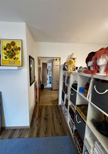 1,5 Zimmerwohnung mit Balkon, Aufzug und Garagenstellplatz in Blaustein-Klingenstein – Zimmer