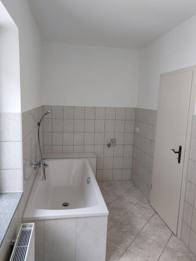 NEU SANIERT! 3R-Wohnung mit Stellplatz 80 m² (EBK) ***Vermieter-Bonus 2 Kaltmieten geschenkt*** – Bad