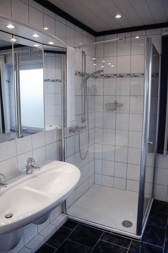 Großzügiger Bungalow mit Einliegerwohnung – Badezimmer en Suite