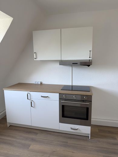 Gerenoveerd dakappartement op centrale locatie in Bottrop-Boy – Einbauküche mit Herd/Backofen