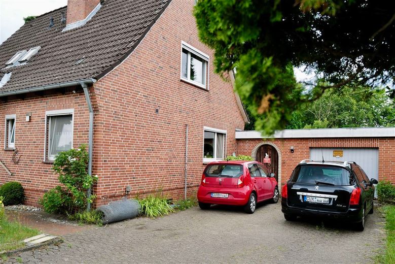 Garage und Stellplätze