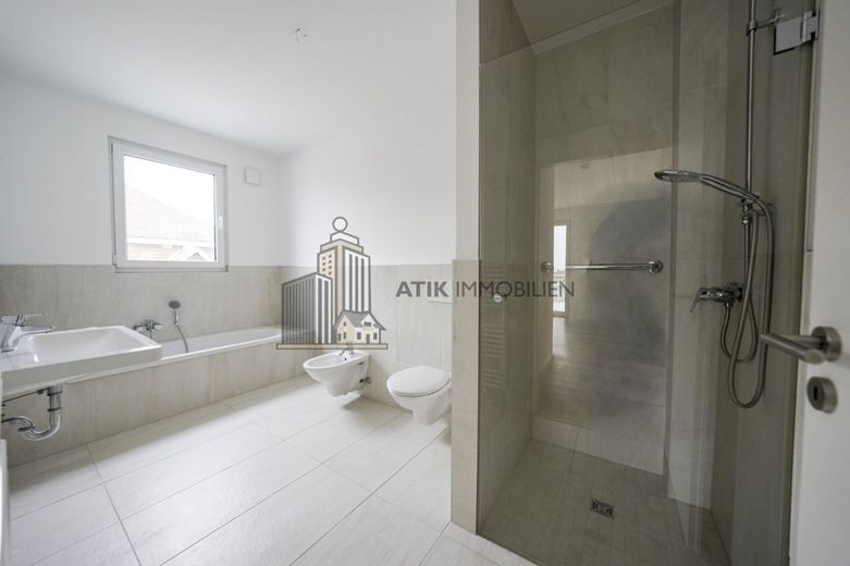 ATIK: Exklusives, lichtdurchflutetes Penthouse mit Charme in Heppenheim – Badezimmer