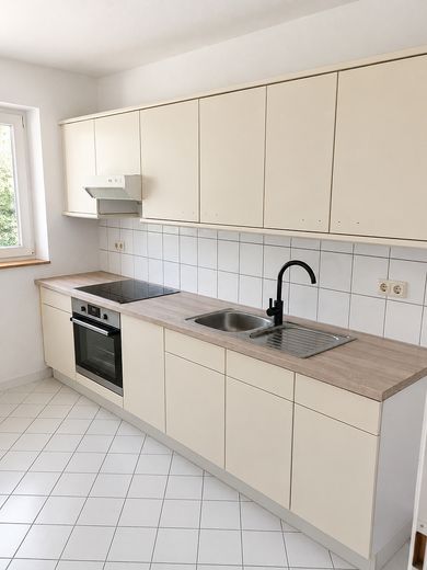 geräumige 3 Zimmer Wohnung mit Balkon und TG – Küche 
