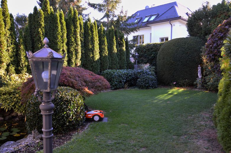 Exceptional semi-detached house with potential and a dream garden – prime location on Portenlängerstraße in Grünwald – Garten