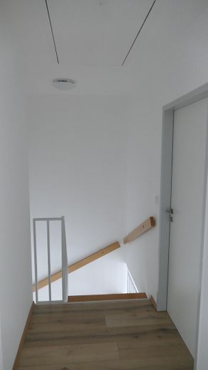 BEZUGSFREI ab 01.11.26: 4-Zi.-Maisonette (109m²) mit TG-Stellplatz & Balkon in Uni-Nähe! – Treppen Aufgang (innen)