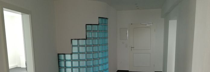 Flur mit Blick auf Büroeingang