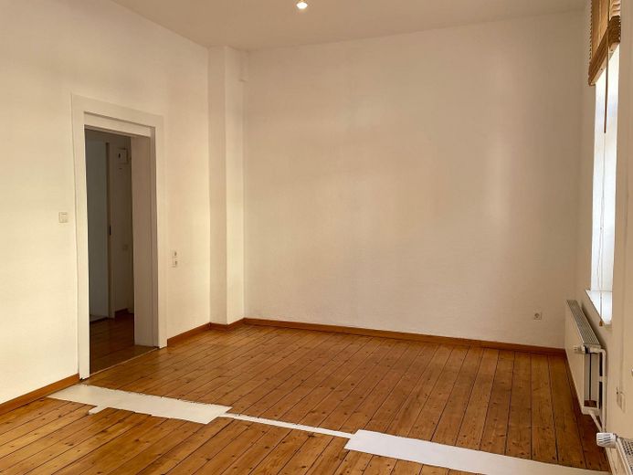 2-Zimmer Altbauwohnung an der Leibnitz Uni und Welfengarten / inklusive Küche – Wohnzimmer