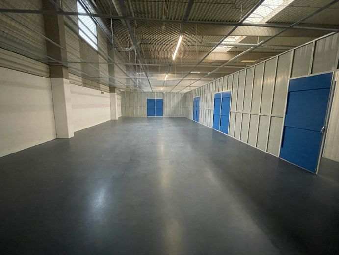 139m2 STORAGE SPACE IN A PRIME LOCATION; COMMISSION-FREE – Lagerabteil innen