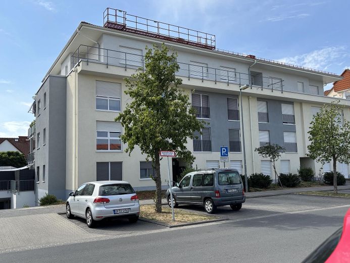 Moderne 4 Zimmer Whg. im 2. OG mit großem Balkon – Mehrfamilienhaus