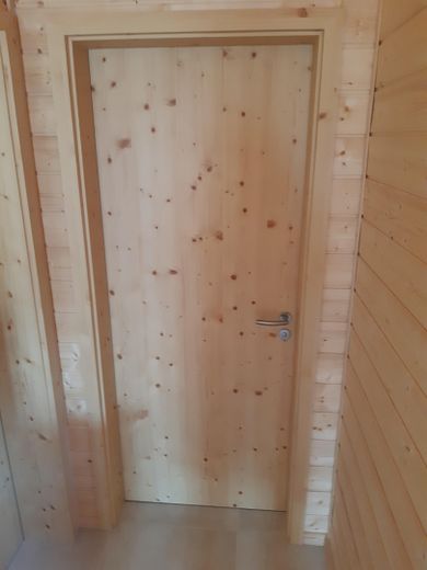 SENZA PROVVIGIONE: Moderna casa in legno "a basso consumo energetico A+" su terreno in enfiteusi nella splendida regione del Chiemgau – Geastete Zimmertüren