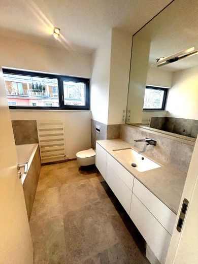 Vistas despejadas de 180° al Spree y vistas a zonas verdes - ático tipo maisonette en casa de tres viviendas – DG - Hauptbad