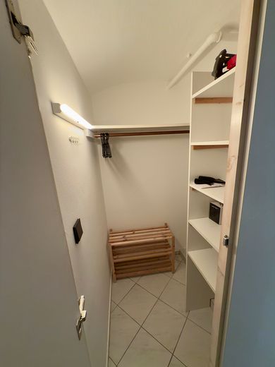 Voll ausgestattete helle Wohnung & Parkplatz im Souterrain mit Whirlpool & Garten – Begehbarer Kleiderschrank 