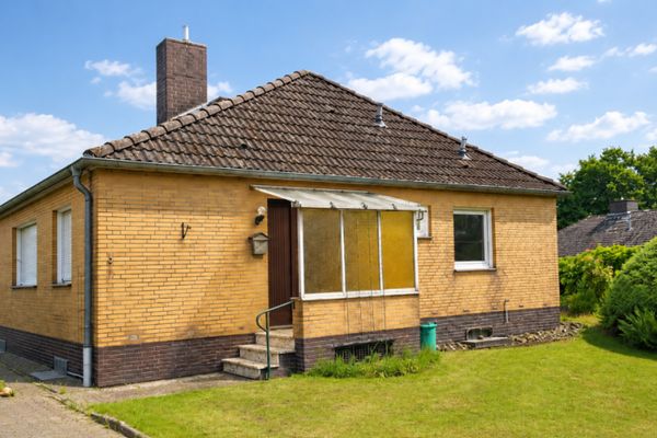 Bungalow in posizione libera da edificazioni ai margini del campo, con ampio giardino e molta tranquillità