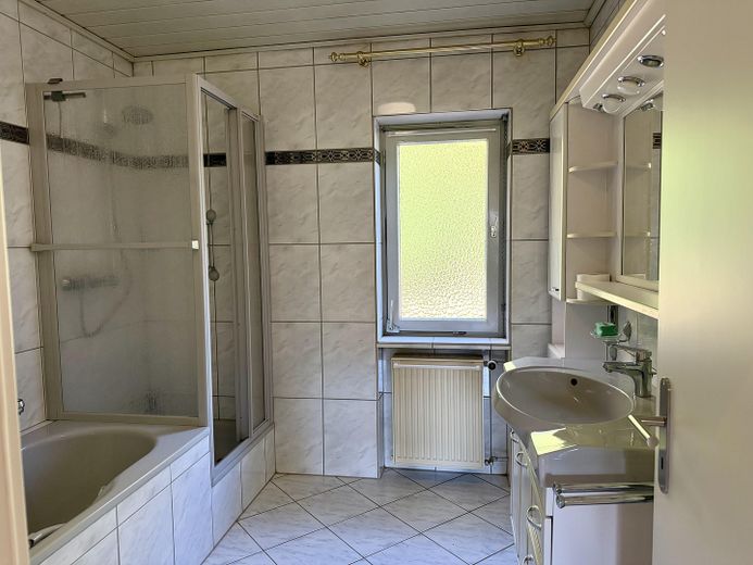 Vivienda en casa unifamiliar renovada con acceso a zonas verdes, garaje y caseta de jardín – Foto 18