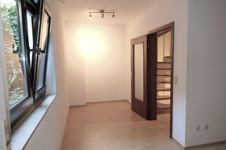 Gran casa adosada con 2 viviendas independientes: vivienda en propiedad de 4-5 habitaciones y vivienda en propiedad de 3 habitaciones, junto al campo – Soutt: großes Zimmer Fenster