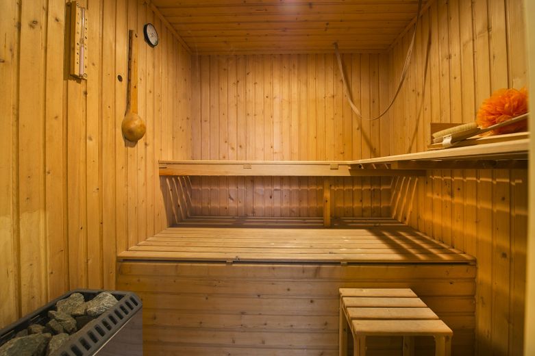 Haus im Bungalowstil als Fertigbau mit Pool, Nebengelass und großem Grundstück – Sauna
