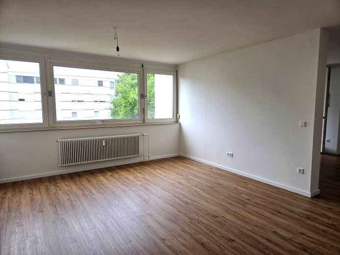 Ampio appartamento di 2 locali con 85,5 m², balcone esposto a sud-ovest e posto auto in garage sotterraneo – primo utilizzo dopo la ristrutturazione – Wohnzimmer