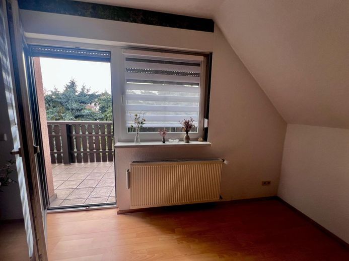 Haus mit Einliegerwohnung -sofort verfügbar- in 16278 Pinnow sucht neuen Besitzer – Einliegerwohnung Wohnzimmer mit Blick zum Balkon