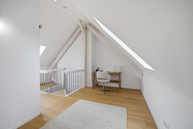 Schönstes Schwabing -kernsanierte DG-Wohnung in denkmalgeschütztem Altbau – DG