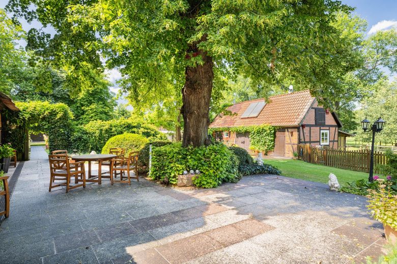Exkl. Anwesen, Family-Office oder Pferdehof nur 64 km von Hamburg - max. bis 30 ha Eigenland möglich – Terrasse im Garten