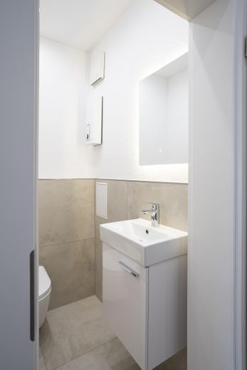 Provisionsfrei: Renoviert & bezugsfrei – 2,5-Zimmer-Wohnung zum Einziehen oder Vermieten! – (Gäste-)WC - 1