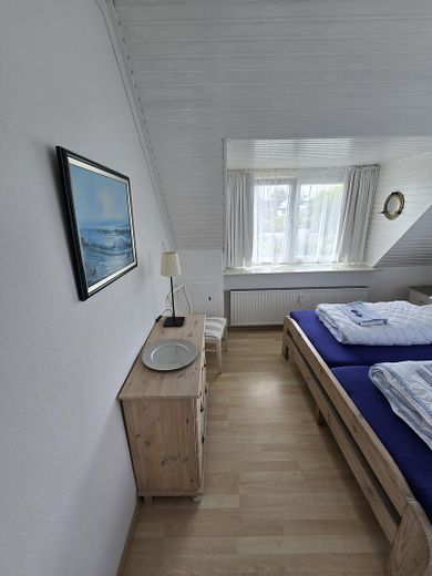 Endreihenhaus, schöner Garten, Südlage, Meerblick, 150m z. Strand – gr. Zimmer Schrank