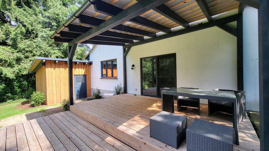 Große überdachte Holzterrasse
