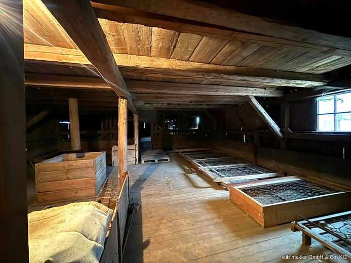 Ein Hof, der Geschichten trägt und Zukunft schenkt.
Vierseithof in traumhafter Lage auf ca. 20 ha bei  Waldsassen! – VUB0001964-17