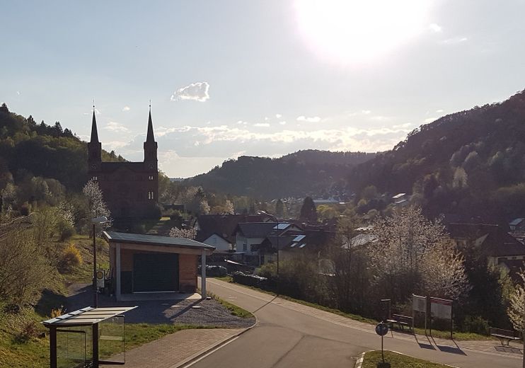 Helle, kernsanierte 3 Zi. Whg, WG geeignet – Blick aus dem gr. Zimmer