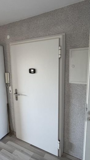 Einfach einziehen: Top-Sanierte Eigentumswohnung in Alt-Vinnhorst – Wohnungseingangstür