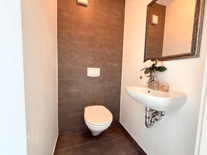 Hell. Offen. Energieeffizient. KfW-40-Wohnung mit sonniger Terrasse und Garage – Gäste-WC