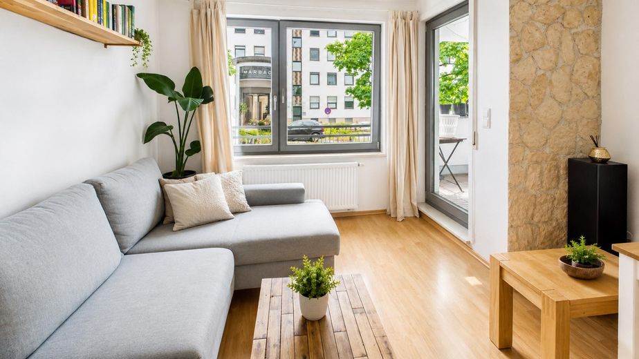 Privatverkauf – Stilvolle Gartenwohnung mit Tiefgarage in begehrter Münchner Lage – Wohnzimmer mit Balkonzugang