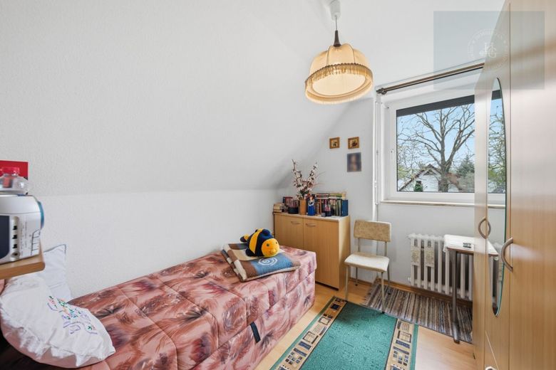 Charmantes Einfamilienhaus und Gartenhaus auf großem Grundstück – Kinderzimmer
