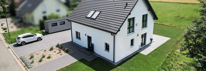 Freiraum, Panoramablick & top angebunden bei Hof: Neuwertiges Einfamilienhaus (2021, KFW-40, A+) – Luftbild Richtung Süd-Ost, nah